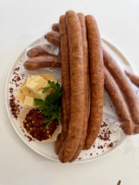 2 Kochwürstchen mit Käse und Jalapenos