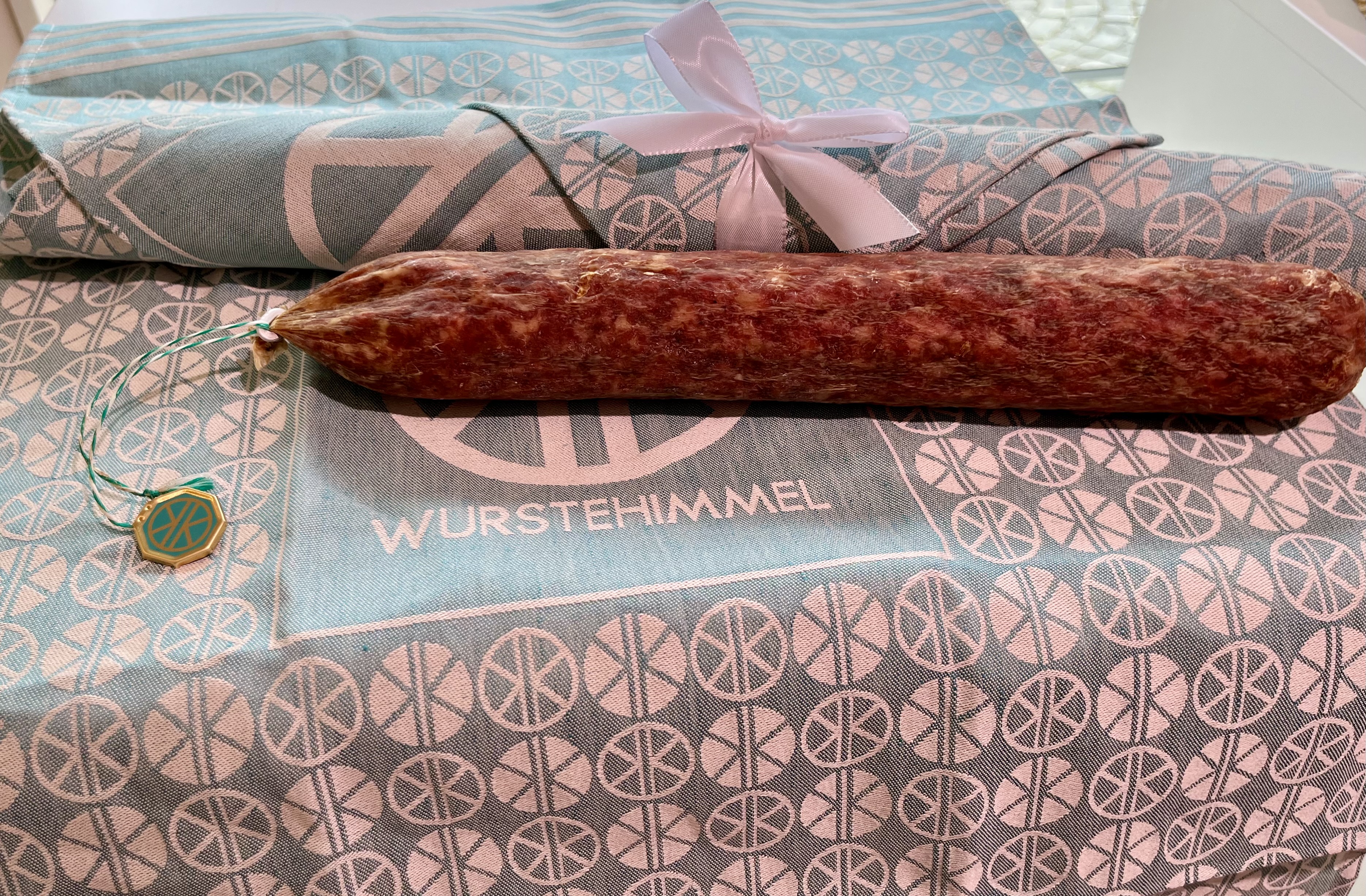 Ahle Wurst im Geschirrtuch (groß) - Die dicke Stracke im Wurstehimmel-Geschirrtuch Ahle Wurst im Geschirrtuch (groß) - Die dicke Stracke im Wurstehimmel-Geschirrtuch