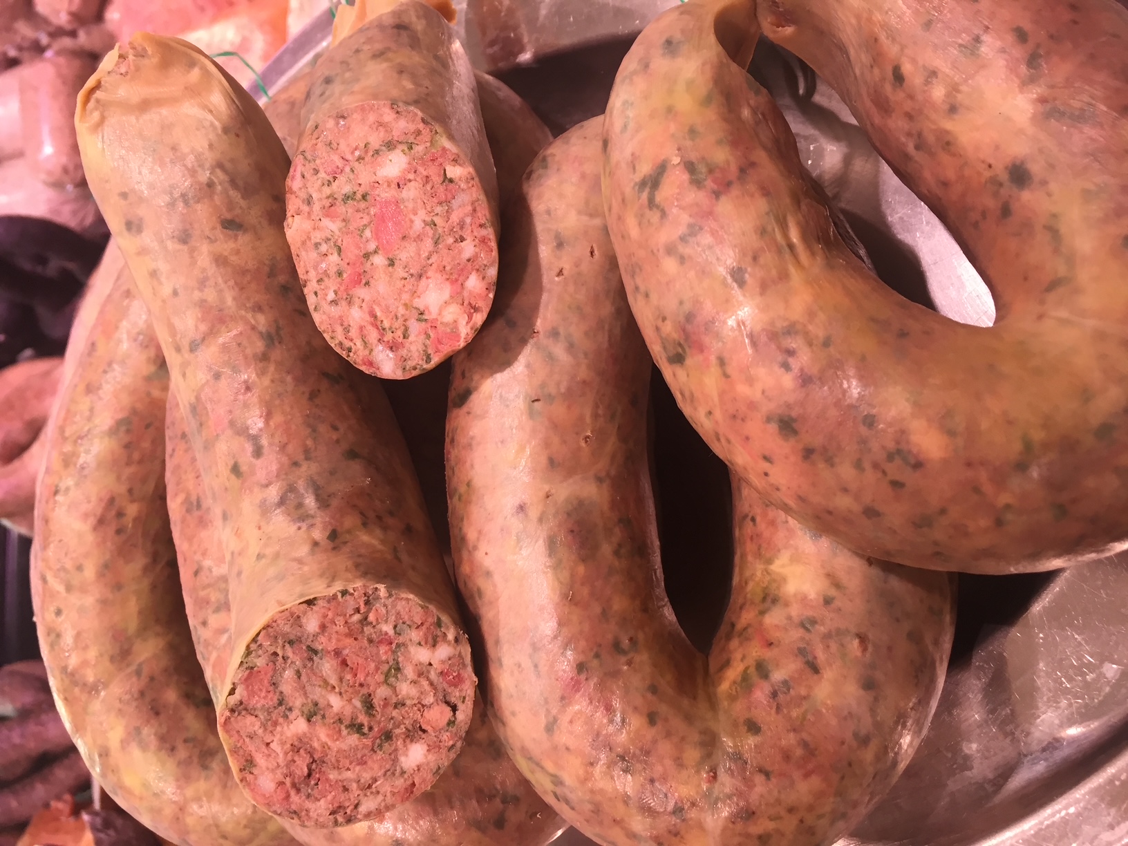 Grobe Landleberwurst im Ring mit Bärlauch